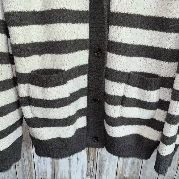 POL Jersee Plush Oversized Gray and White Striped Cardigan - Picture 3 of 6